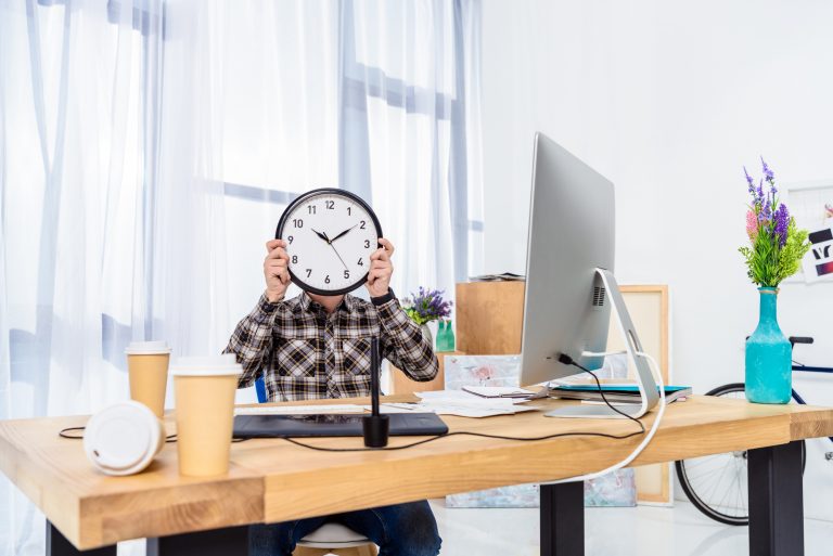¿Puedo contabilizar cuánto tiempo se ha invertido en una tarea en D365 Customer Service?