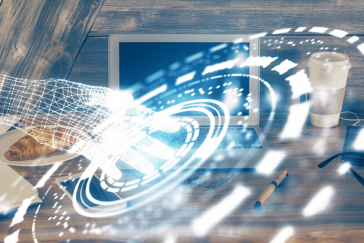 persona manipulando flujo de datos