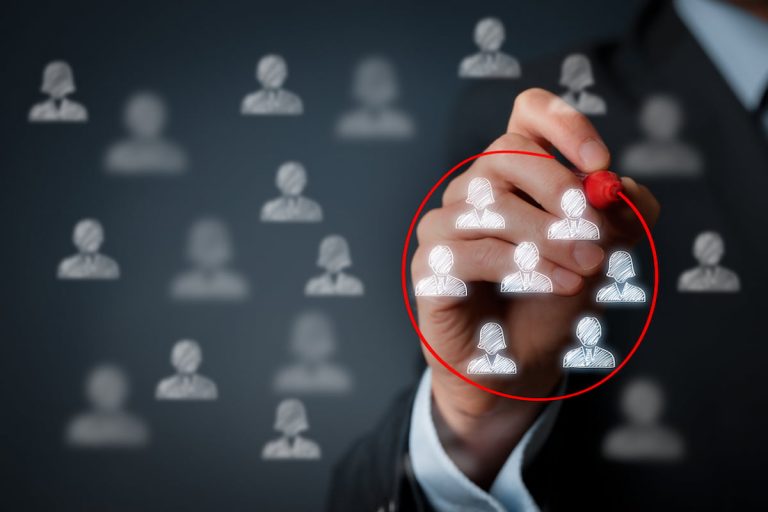 empresario dibuja un círculo con los clientes