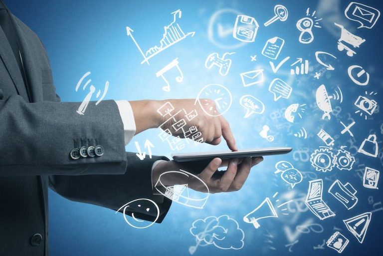Empresario trabajando con tablet y redes sociales