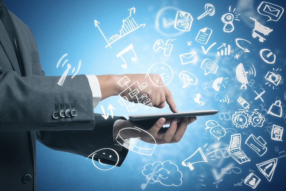 Empresario trabajando con tablet y redes sociales