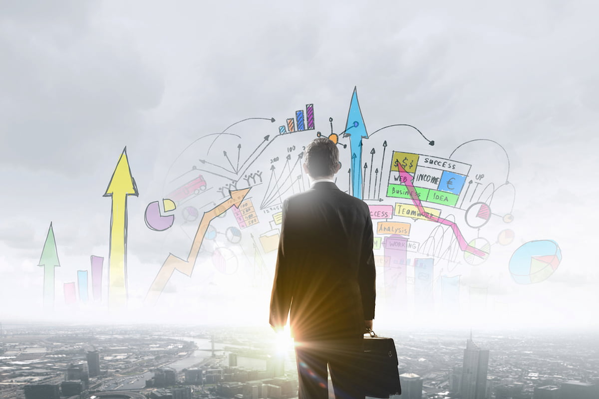 hombre de negocio mira gráficos empresariales