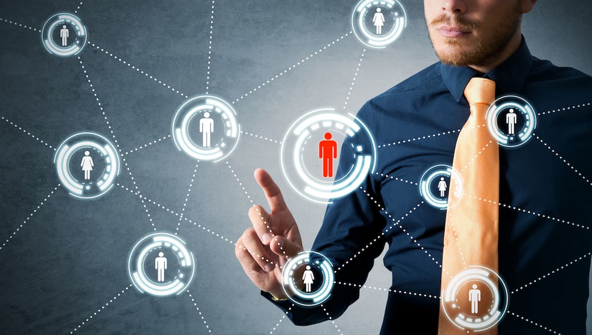 Hombre conectado a red social