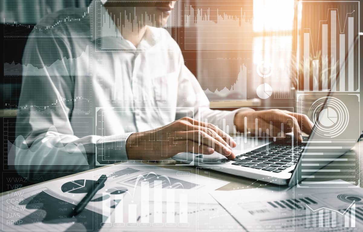 Empresario usa inteligencia datos Power BI