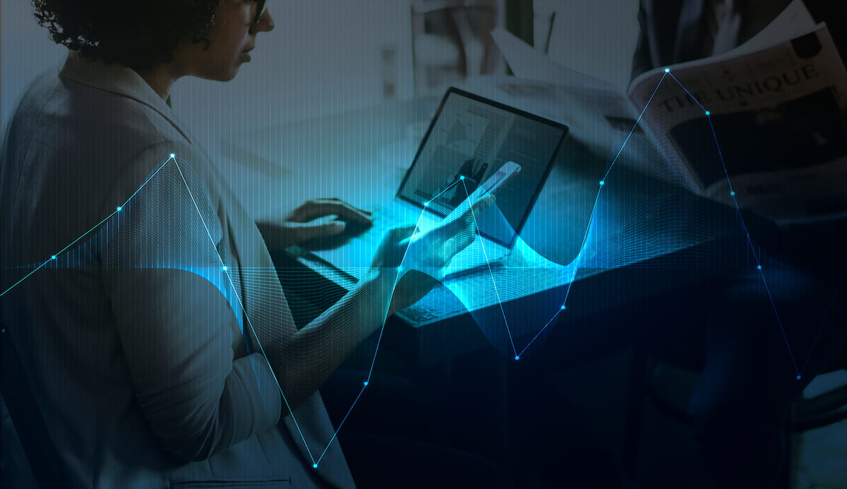 Mujer de negocios utiliza dispositivo digital