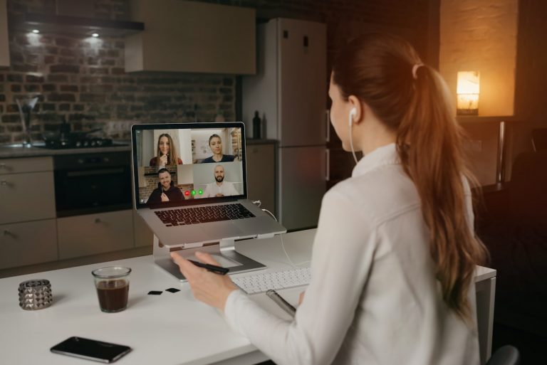 mujer de negocios se reune por videollamada