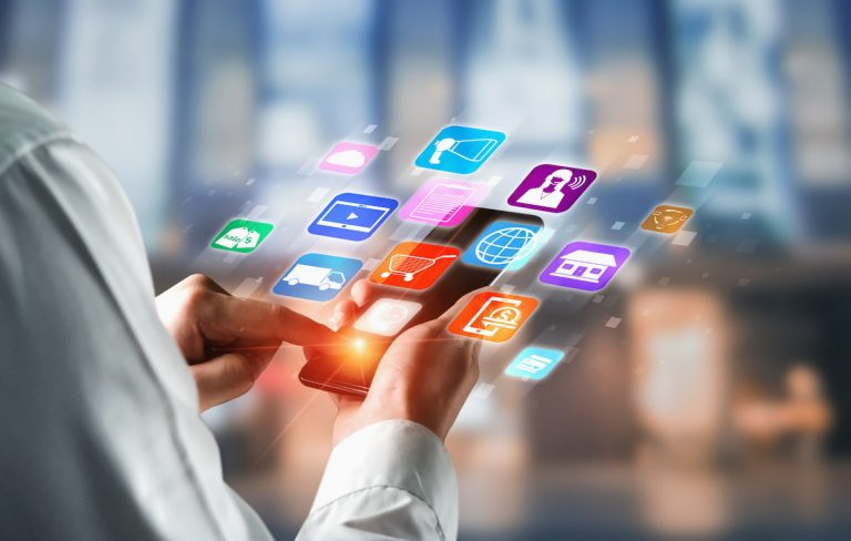 empresario utiliza aplicaciones de Powerapps
