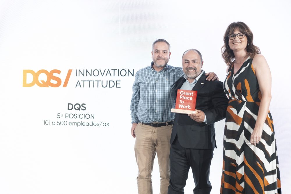 Marián Hernández, Noé Villar y Fran Salinas del DQS/team recogiendo el quinto premio de empresas de 101 a 500 trabajadores en la categoría de Best Workplaces Tecnología 2024.