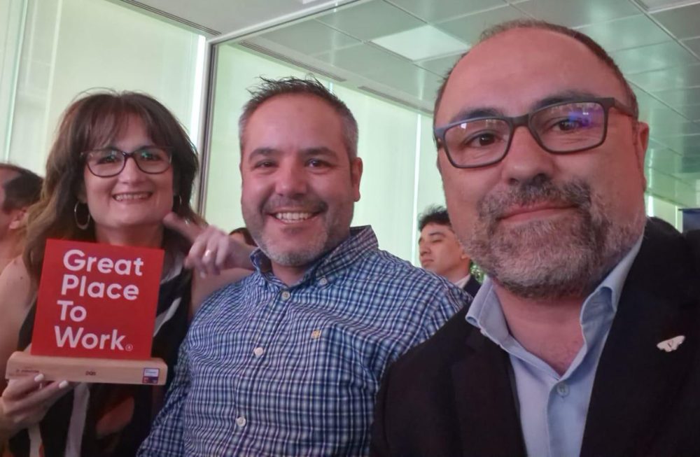 Marián Hernández, Noé Villar y Fran Salinas del DQS/team recogiendo el quinto premio de empresas de 100 a 250 trabajadores en la categoría de Best Workplaces Tecnología 2024.